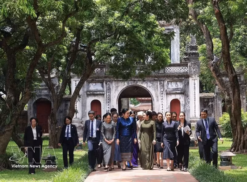 Les épouses des Premiers ministres vietnamien, lao, cambodgien et thaïlandais visitent le Temple de la Littérature à Hanoï. Photo: VNA
