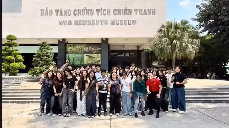 Des étudiants singapouriens visitent le Musée des vestiges de la guerre du Vietnam. Photo : VNA