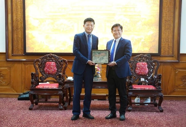 Nguyen Thanh Binh, vice-président permanent du Comité populaire de la ville de Hue, reçoit le consul général par intérim de Chine à Da Nang. Photo: Dautu