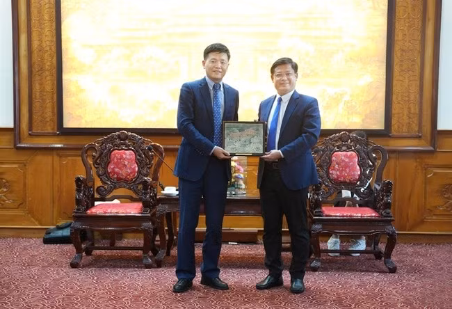 Nguyen Thanh Binh, vice-président permanent du Comité populaire de la ville de Hue, reçoit le consul général par intérim de Chine à Da Nang. Photo: Dautu