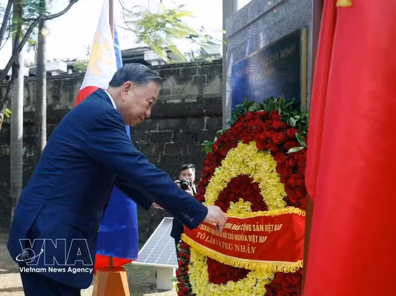 Le secrétaire général du Parti communiste du Vietnam (PCV) et président vietnamien, To Lam, dépose une gerbe de fleurs au monument du Président Hô Chi Minh dans la capitale philippine. Photo : VNA.