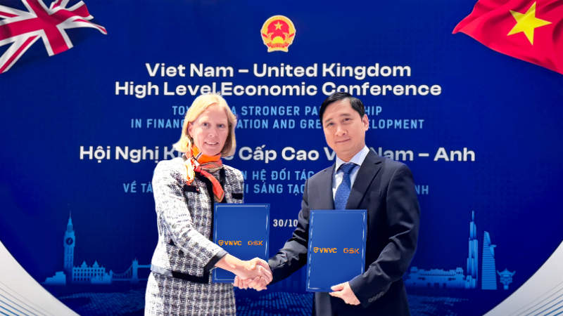 M. Ngo Chi Dung, président du conseil d’administration et directeur général de la société vietnamienne de vaccins VNVC, et Mme Kaja Natland, vice-présidente principale de GSK pour la région Asie-Pacifique et les marchés internationaux, ont procédé à la remise officielle des documents de coopération. Photo : NDEL.