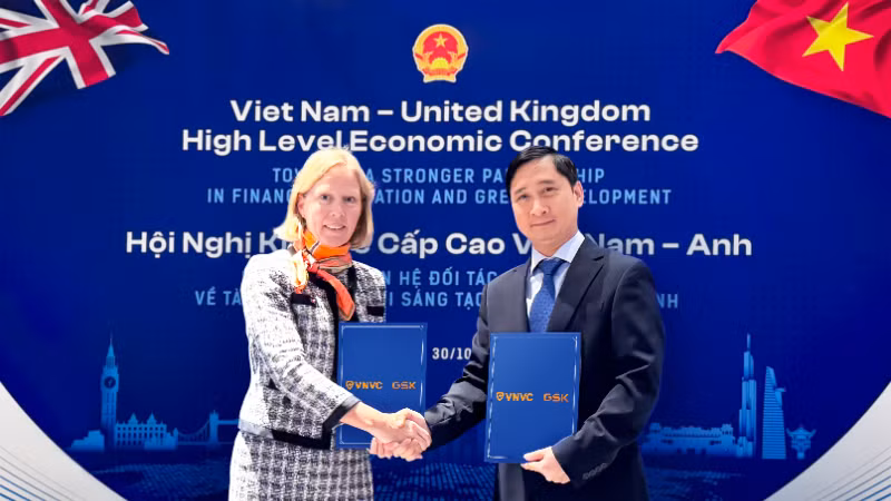 M. Ngo Chi Dung, président du conseil d’administration et directeur général de la société vietnamienne de vaccins VNVC, et Mme Kaja Natland, vice-présidente principale de GSK pour la région Asie-Pacifique et les marchés internationaux, ont procédé à la remise officielle des documents de coopération. Photo : NDEL.