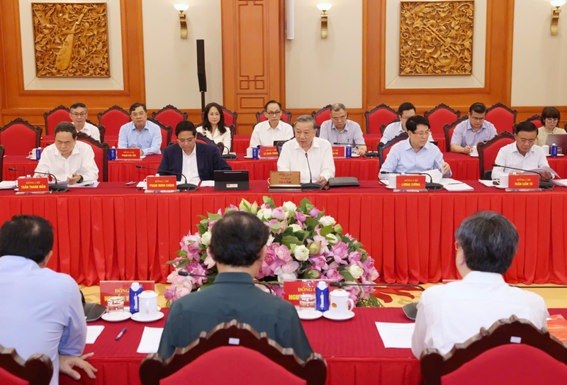 De gauche à droite: le président de l'Assemblée nationale Trân Thanh Mân, le Premier ministre Pham Minh Chinh, le secrétaire général du Parti Tô Lâm, le président de la République Luong Cuong et le permanencier du Secrétariat du Comité central du Parti Trân Câm Tu. Photo : dangcongsan.vn