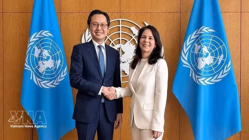 L’ambassadeur Do Hung Viet, chef de la Mission permanente du Vietnam auprès des Nations unies, et la présidente de l’Assemblée générale de l'ONU, Annalena Baerbock. Photo: VNA.