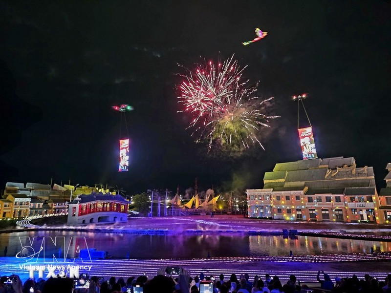 Un spectacle de drones a recréé des images de dragons et de phénix dans le ciel de Hoi An. Photo : VNA.