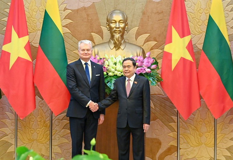 Le président de l'Assemblée nationale du Vietnam, Tran Thanh Man (à droite) et le président lituanien, Gitanas Nauseda. Photo : NDEL.