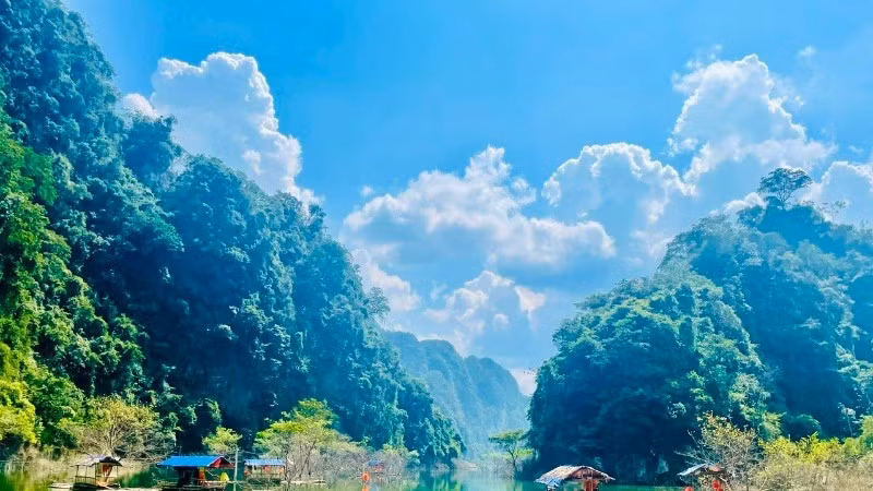 Des touristes explorent la steppe de Dong Lam, dans la province de Lang Son, au Nord du Vietnam. Photo : NDEL.