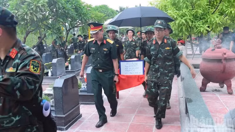 Les restes de soldats tombés pour la Patrie dont l’identité n’a pas encore été établie, au cimetière militaire de Mai Dich (quartier de Phu Dien), sont transportés par les cadres et soldats vers le site de prélèvement. (Photo : HUU THU)