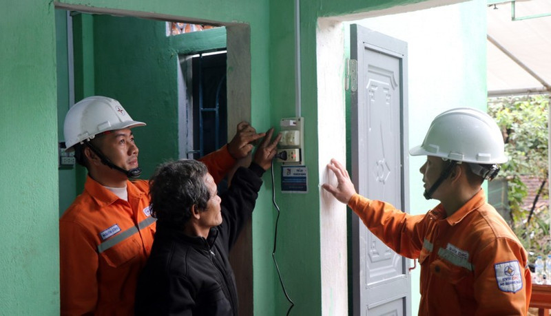 La compagnie d'électricité Kon Tum accompagne la campagne de Quang Trung en apportant son soutien aux habitants. Photo : VNA.