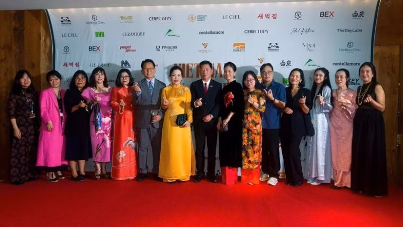 La délégation vietnamienne sur le tapis rouge du Festival international du film de Busan 2025. Photo : VFDA.