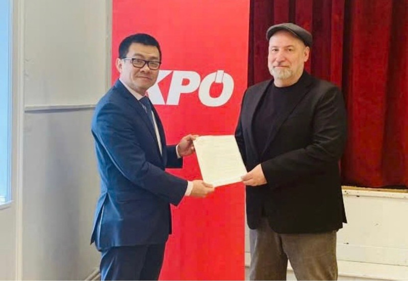 L’ambassadeur Vu Le Thai Hoang remet la lettre de remerciement du Comité central du Parti communiste du Vietnam à Günther Hopfgartner, président du KPO.