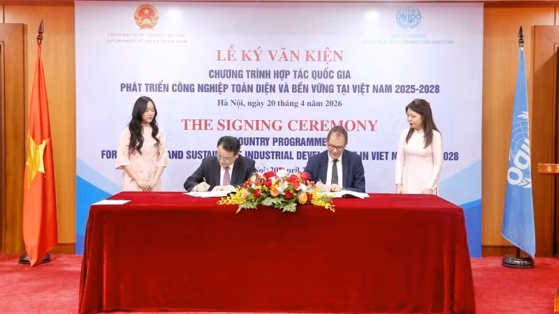 Le vice-ministre des Finances, Trân Quôc Phuong, et le directeur général de l’ONUDI, Gerd Müller, signent le programme de coopération, à Hanoi, le 21 avril. Photo : thoibaotaichinhvietnam.vn