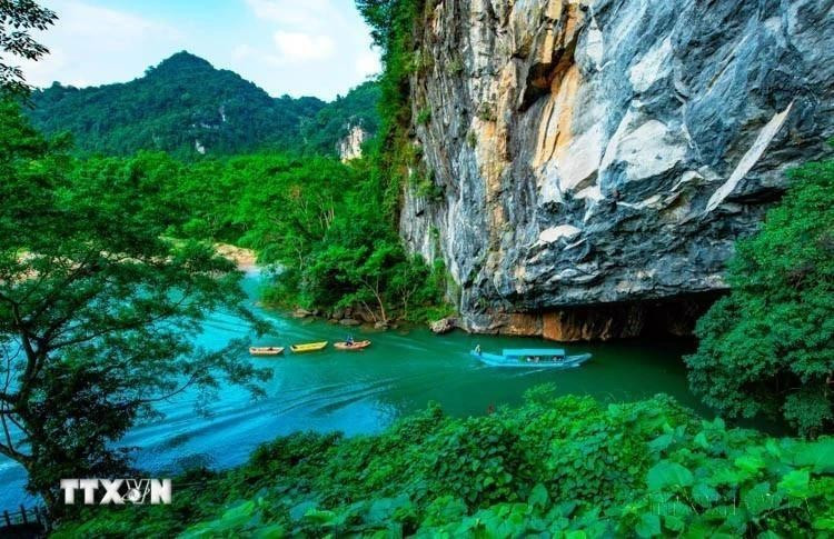 Le paysage devant la grotte de Phong Nha, au parc national de Phong Nha-Ke Bang, au Centre du Vietnam. Photo : VNA.