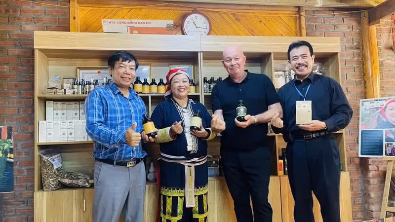 Tan Ta May présente aux visiteurs les remèdes traditionnels de l'ethnie Dao rouge.