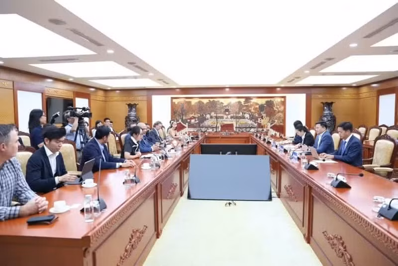 Séance de travail entre le ministère vietnamien des Finances et une délégation d'investisseurs internationaux conduite par le fonds de capital-risque Argor Capital. Photo : tapchikinhtetaichinh.vn
