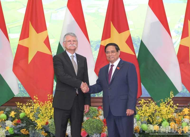 Le Premier ministre Pham Minh Chinh (droite) et e président de l’Assemblée nationale hongroise Kover Laszlo. Photo : NDEL.