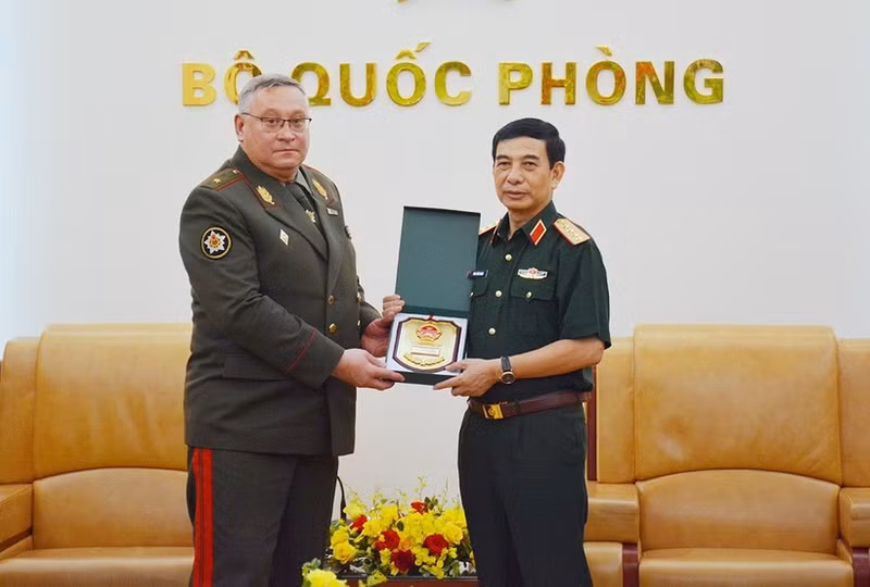 Le général Phan Van Giang (à droite), vice-secrétaire de la Commission militaire centrale et ministre de la Défense, reçoitnle général de division Pavel Muraveiko, chef d’état-major général des Forces armées et premier vice-ministre de la Défense de la Biélorussie. Photo : VNA.