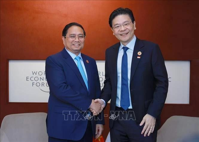 Le Premier ministre Pham Minh Chinh (gauche) rencontre son homologue singapourien Lawrence Wong. Photo : VNA.