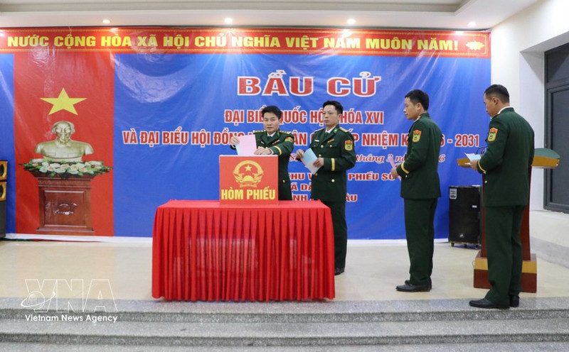 Des électeurs du poste-frontière de Dao San participent au vote pour élire les députés de la 16ᵉ Assemblée nationale et les membres des Conseils populaires pour le mandat 2026-2031. Photo : VNA.