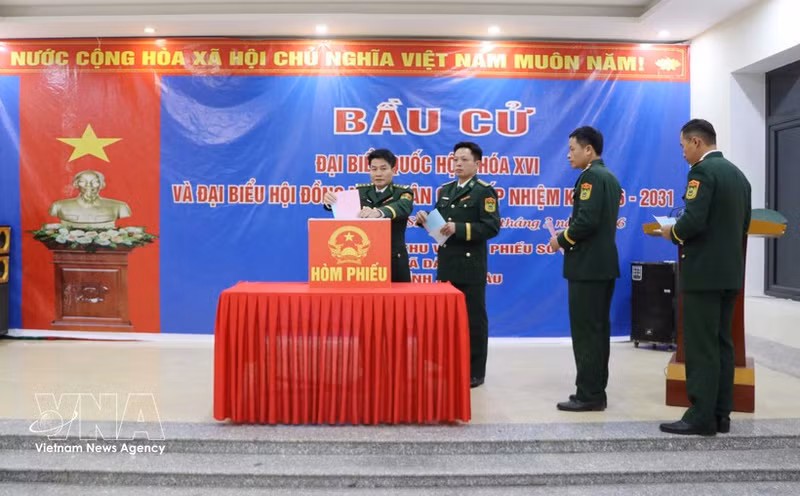 Des électeurs du poste-frontière de Dao San participent au vote pour élire les députés de la 16ᵉ Assemblée nationale et les membres des Conseils populaires pour le mandat 2026-2031. Photo : VNA.