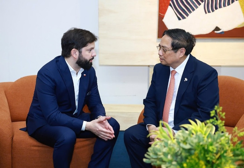 Le Premier ministre Pham Minh Chinh (droite) rencontre e président chilien Gabriel Boric Font, à Rio de Janeiro. Photo : VGPO.