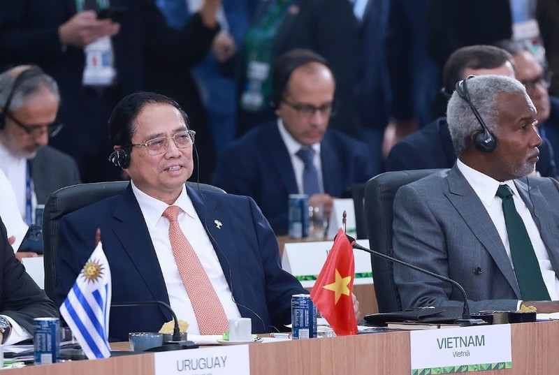 Le Premier ministre Pham Minh Chinh (à gauche) à la session de haut niveau sur le thème « Environnement, COP30 et santé mondiale ». Photo : VGP.