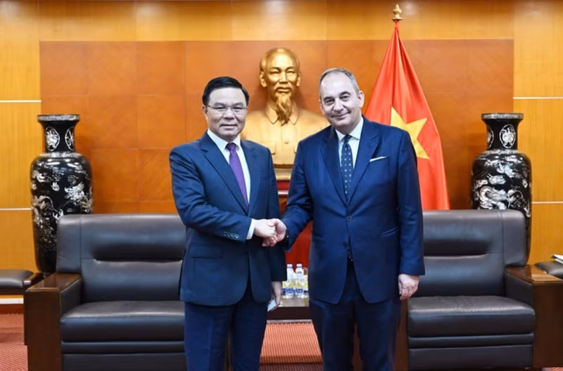 Le ministre de l’Industrie et du Commerce par intérim, Le Manh Hung (gauche), et Ioannis Plakiotakis, premier vice-président du Parlement hellénique. Photo : Le ministère de l'Industrie et du Commerce.