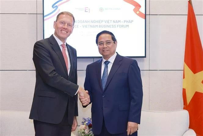 Le Premier ministre Pham Minh Chinh (à droite) travaille avec Airbus, à Paris, le 11 juin. Photo : VNA.