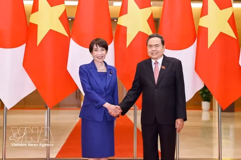 Le président de l’Assemblée nationale du Vietnam, Tran Thanh Man, et la Première ministre japonaise Takaichi Sanae. Photo : VNA.