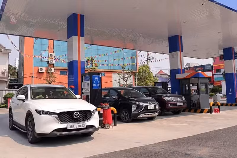Des voitures font le plein dans une station-service du quartier de Thanh Sen, province de Hà Tinh. Photo : VNA.