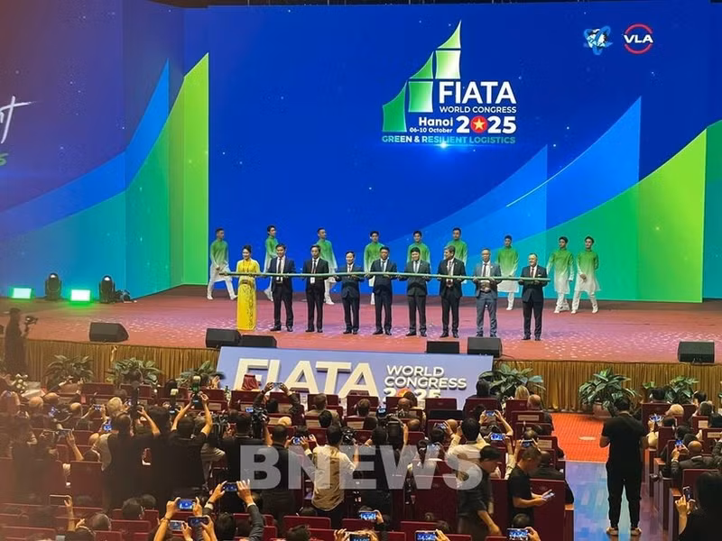 Le Congrès mondial 2025 de la Fédération internationale des associations de transitaires et assimilés (FIATA) s’est ouvert le 8 octobre à Hanoï. Photo: VNA