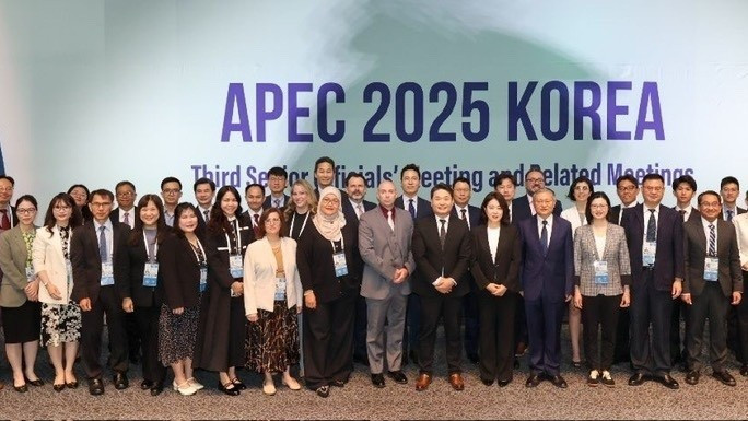 Des représentants des douanes vietnamiennes aux côtés des délégués lors de la deuxième réunion du SCCP dans le cadre de la coopération APEC 2025. Photo : Département général des douanes.