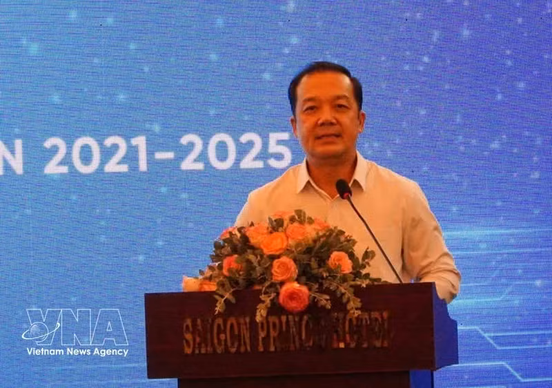 Le vice-ministre des Sciences et des Technologies Pham Duc Long prononce le discours de clôture de la conférence. Photo : VNA.