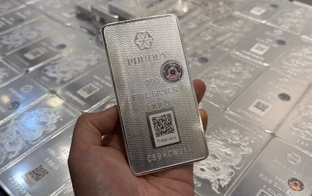 Au Vietnam, le prix de l'argent en lingots a même atteint 111 millions de dôngs (4 200 dollars américains) le kilogramme, témoignant d'un intérêt croissant de la part des particuliers et des investisseurs. Photo: vietnmanet.vn