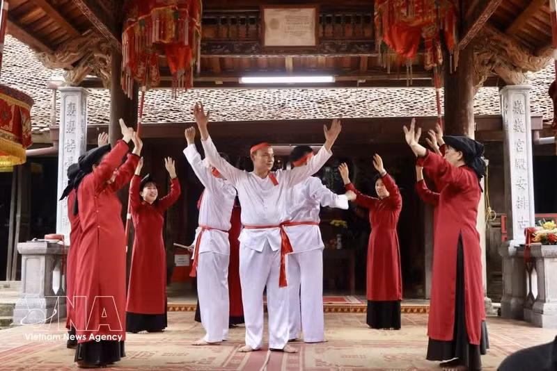 Le chant Xoan de Phu Tho, une forme d'art populaire associée au culte des rois Hung, a été inscrit par l'UNESCO en 2017 au patrimoine culturel immatériel de l'humanité. Photo : VNA