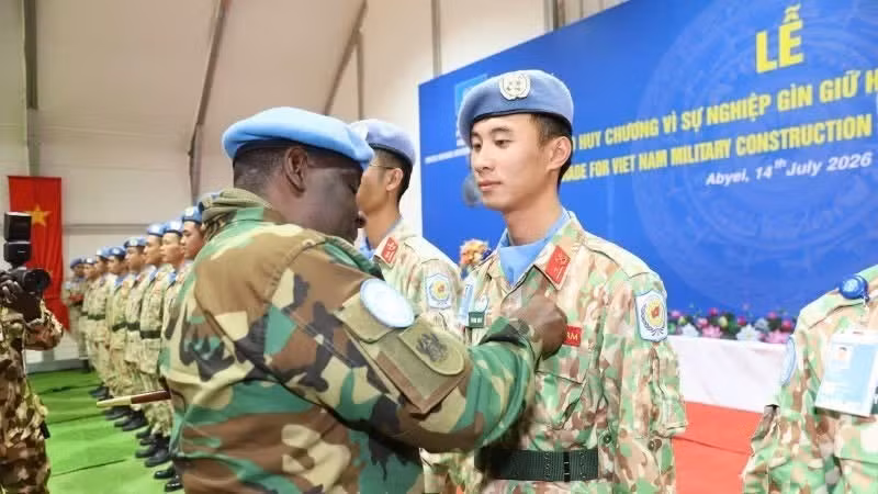 Les Casques bleus vietnamiens ont eu l'honneur de recevoir la Médaille des Nations Unies. (Photo : Van Quyet)
