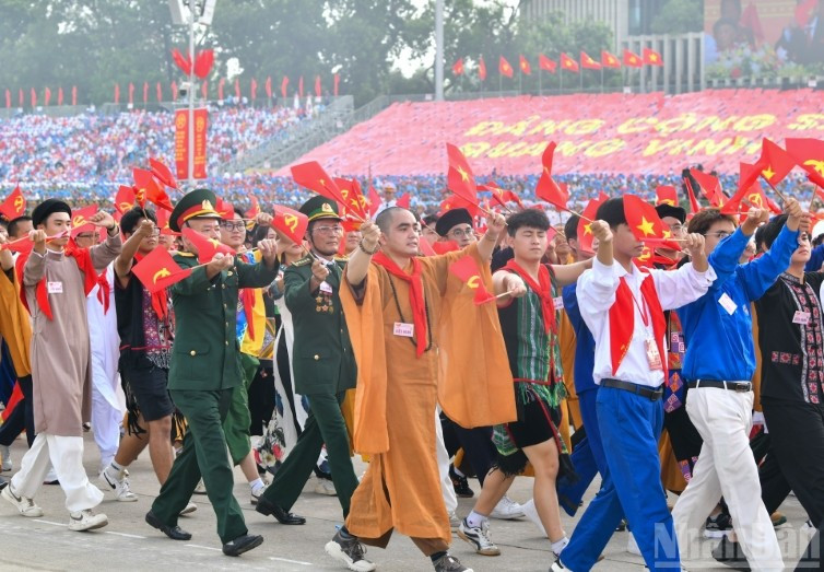 Défilé du contigent du Front de la Patrie sur la place Ba Dinh, à Hanoi, le 2 septembre. Photo: NDEL