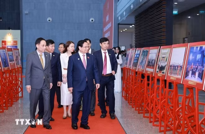 Le Premier ministre Pham Minh Chinh visite une exposition tenue dans le cadre du congrès d’émulation patriotique du ministère des Affaires étrangères pour la période 2025-2030. Photo : VNA