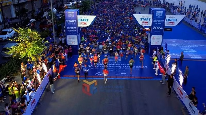 Le Marathon du patrimoine de la baie d'Halong 2024 a attiré plus de 13 500 athlètes de 55 pays. Photo : baoquangninh.vn
