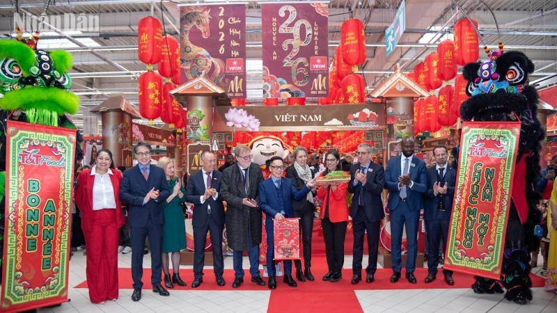 Le Premier ministre Pham Minh Chinh lors de son entretien téléphonique avec son homologue singapourien Lawrence Wong. Photo : MINH DUY.