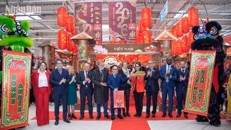 Le Premier ministre Pham Minh Chinh lors de son entretien téléphonique avec son homologue singapourien Lawrence Wong. Photo : MINH DUY.