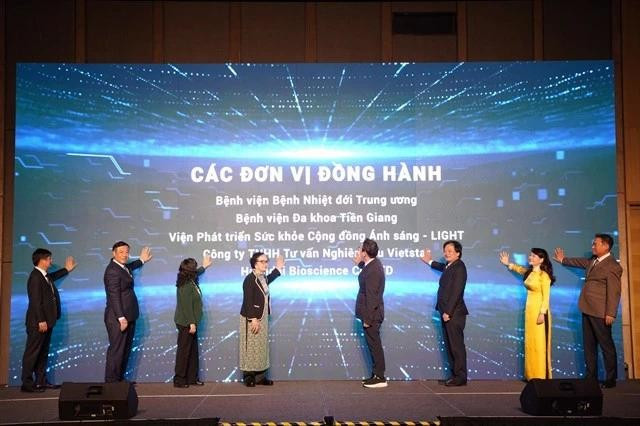 Des délégués donnent le coup d’envoi le 5 mars au Vietnam des essais cliniques du premier médicament antiviral oral contre la dengue et d’autres maladies infectieuses apparentées. Photo : gracieuseté de l’organisateur.