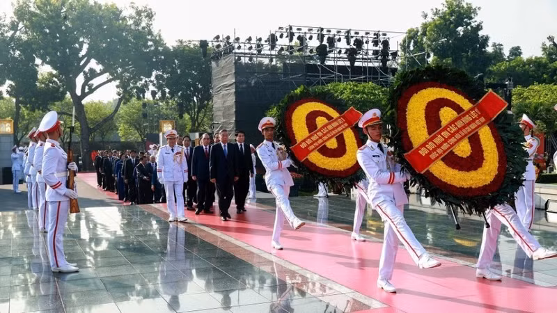 Les dirigeants et anciens dirigeants du Parti et de l'État déposent une gerbe de fleurs au Mémorial des Héros morts pour la Patrie, situé rue Bac Son à Hanoï. (Photo : NDEL)