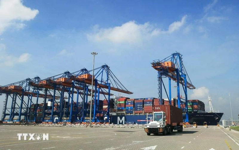 Des camions de conteneurs au port international de Gemalink, au sein du complexe portuaire de Cai Mep (quartier de Tân Phuoc). Photo : VNA.