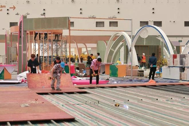Les stands sont en cours d’aménagement intensif. Photo : VNA.