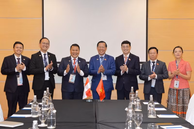 Rencontre entre le président de la Commission économique et financière de l'AN vietnamienne, Phan Van Mai et Mardani Ali Sera, chef de la délégation indonésienne et président du Comité de coopération interparlementaire du Parlement indonésien. Photo : VNA.