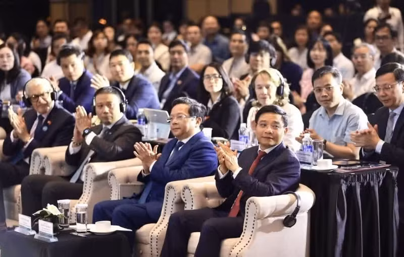 Le vice-Premier ministre Nguyên Van Thang et des délégués lors du Forum. Photo : VNA.