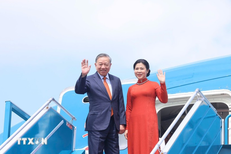 Le secrétaire général du Comité central du Parti communiste du Vietnam, To Lam, et son épouse à l'aéroport international de Noi Bai. Photo : VNA.