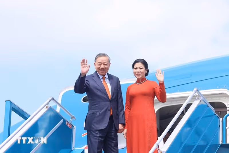 Le secrétaire général du Comité central du Parti communiste du Vietnam, To Lam, et son épouse à l'aéroport international de Noi Bai. Photo : VNA.
